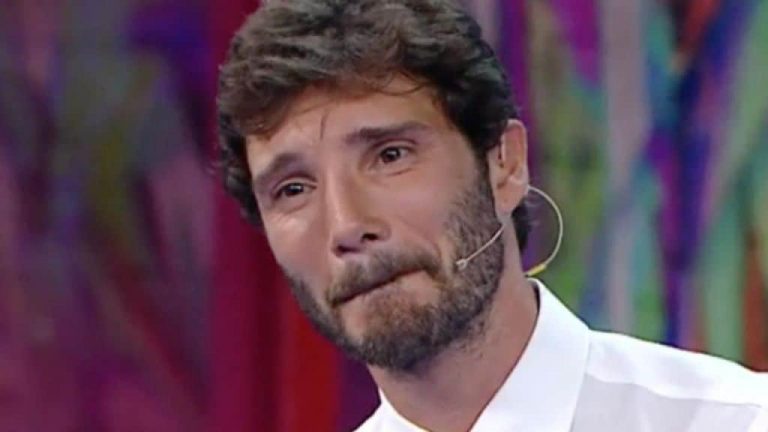 Stefano De Martino scoppia lacrime in diretta TV