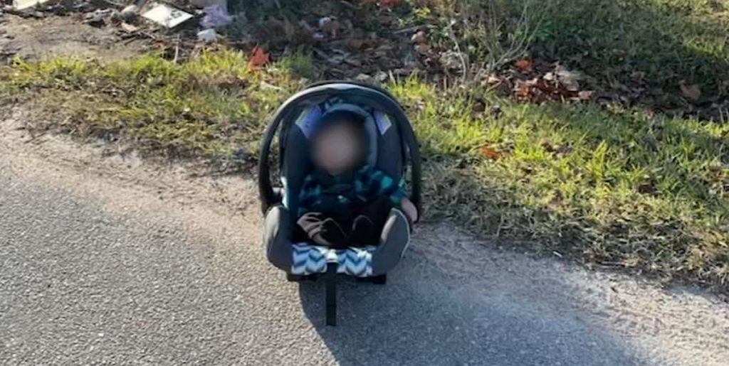 Corriere trova un neonato abbandonato sul ciglio della strada