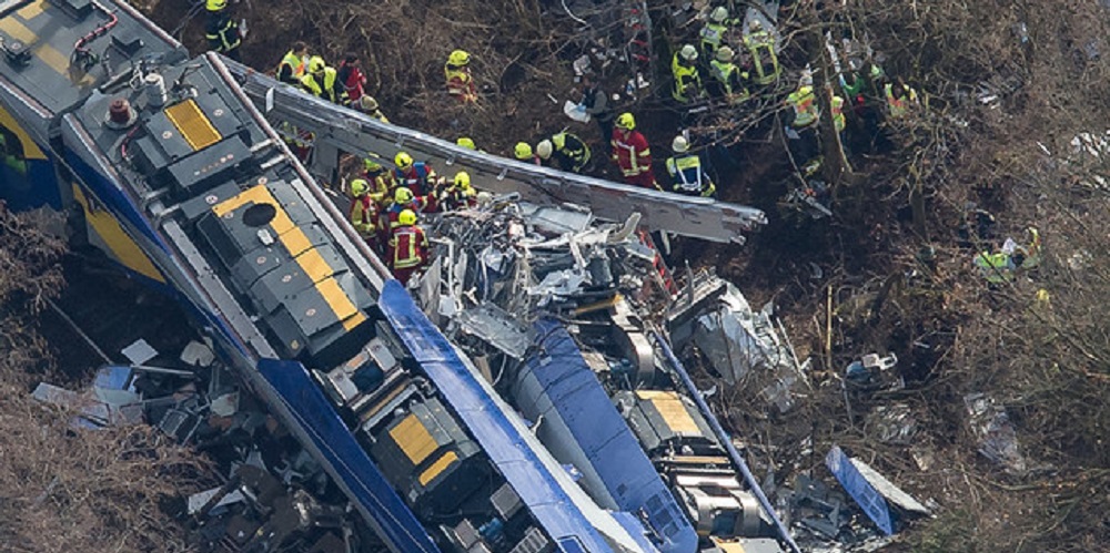 Scontro tra 2 treni, si aggrava il bilancio delle vittime: “Decine di morti, una terribile tragedia”