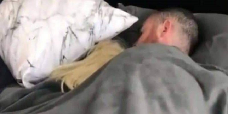 Trova il suo ragazzo che dorme con una “bionda” e lo riprende (Video)