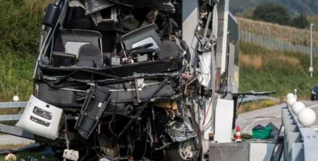 Bus passeggeri si schianta: ci sono decine di morti e feriti