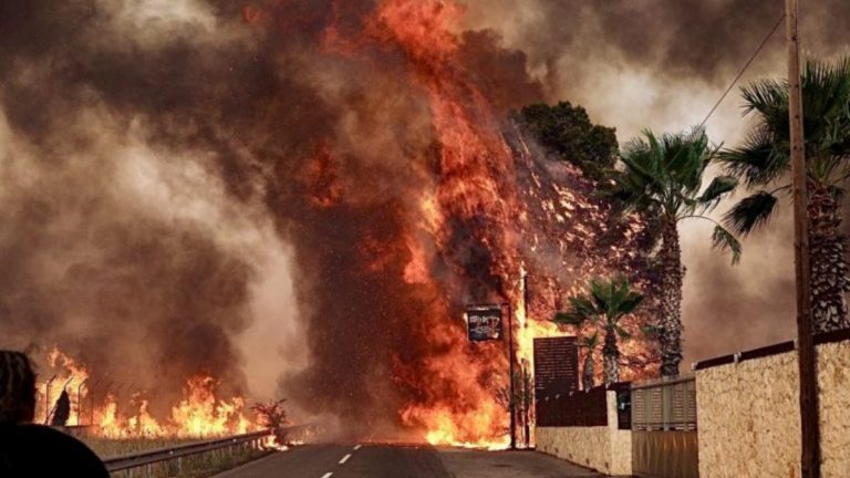 Scene apocalittiche, case avvolte dai roghi: il fuoco è ovunque (Video)