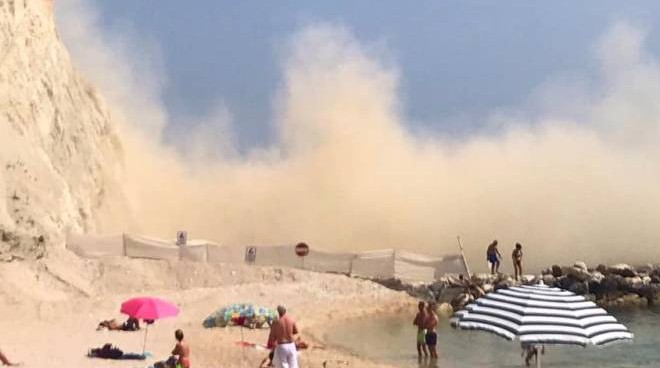 Italia, prima un forte boato e poi la frana in spiaggia: momenti di panico tra i bagnanti