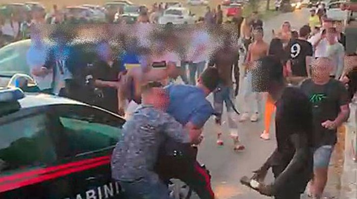Maxi rissa in strada, feriti anche i carabinieri: il video