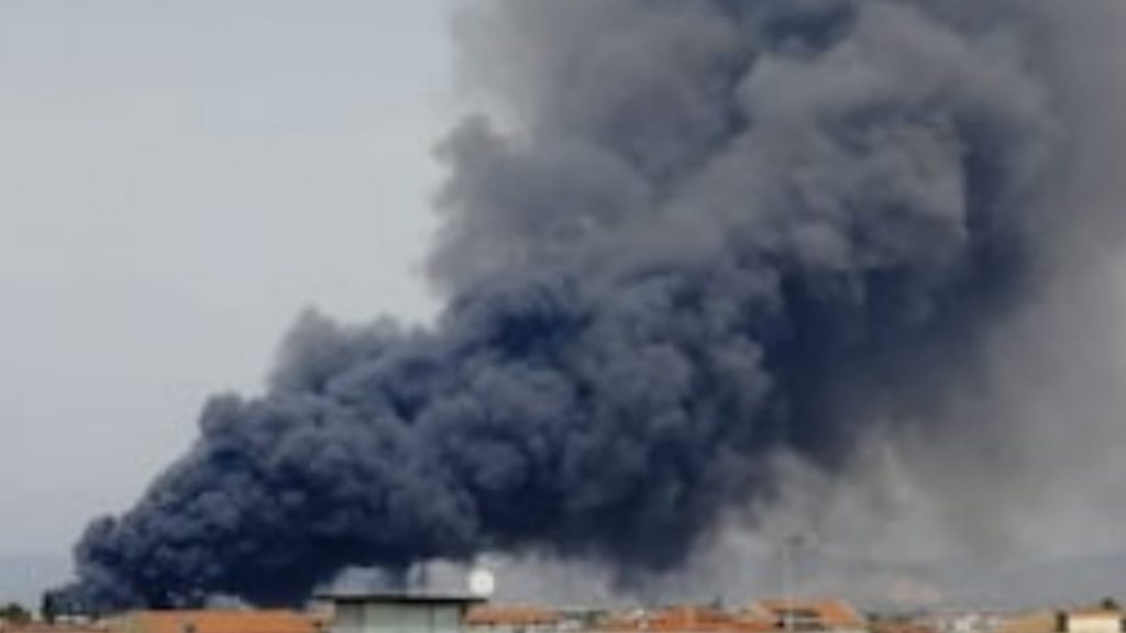 Devastante incendio in Italia, residenti spaventati in fuga dalle case