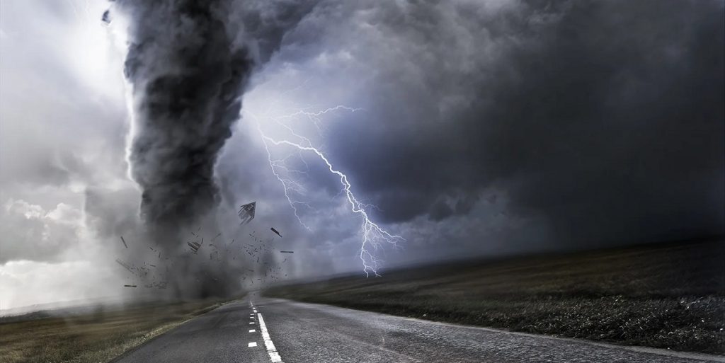 Devastante tornado, l’impressionante video. L’appello del sindaco di Catania: “Non uscite di casa, ci sono feriti”