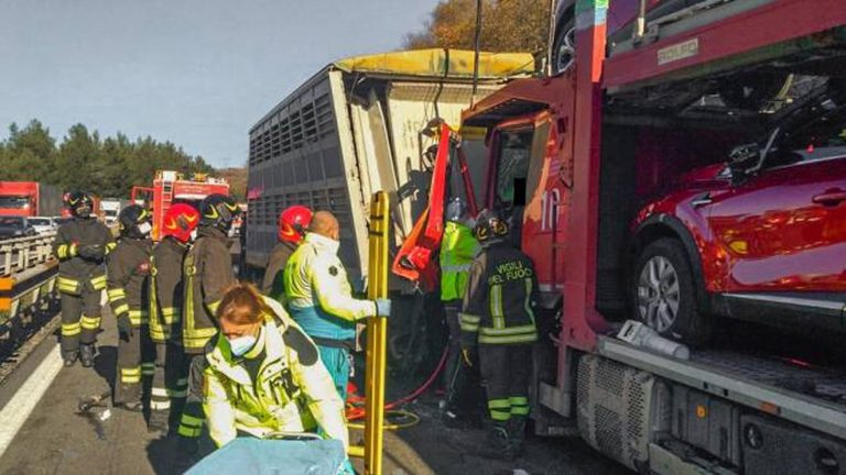 Dramma in Italia, tragico schianto tra diversi mezzi: morti e feriti sull’asfalto