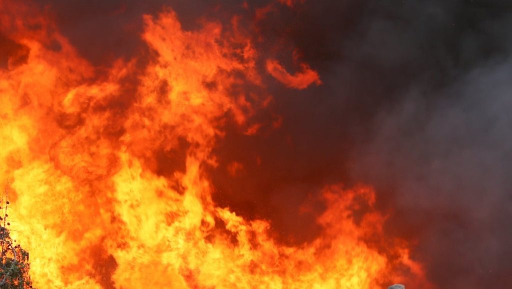 Devastante incendio in città: “Ci sono diversi morti”. Soccorsi in azione