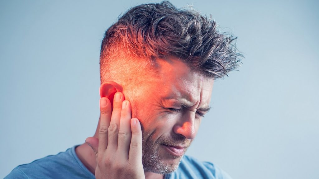 Fischio o Ronzio all’orecchio, Attenzione: può essere il sintomo di una malattia molto seria. Ecco quale