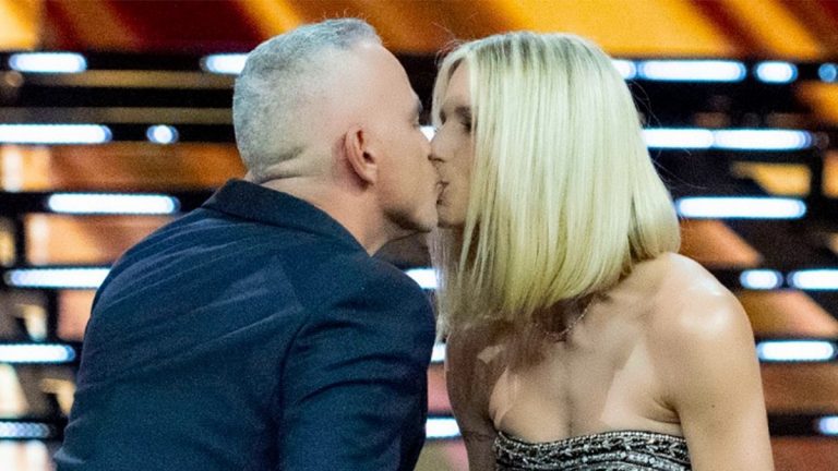 Eros Ramazzotti e Michelle Hunziker si baciano in Tv: la reazione di Aurora Ramazzotti