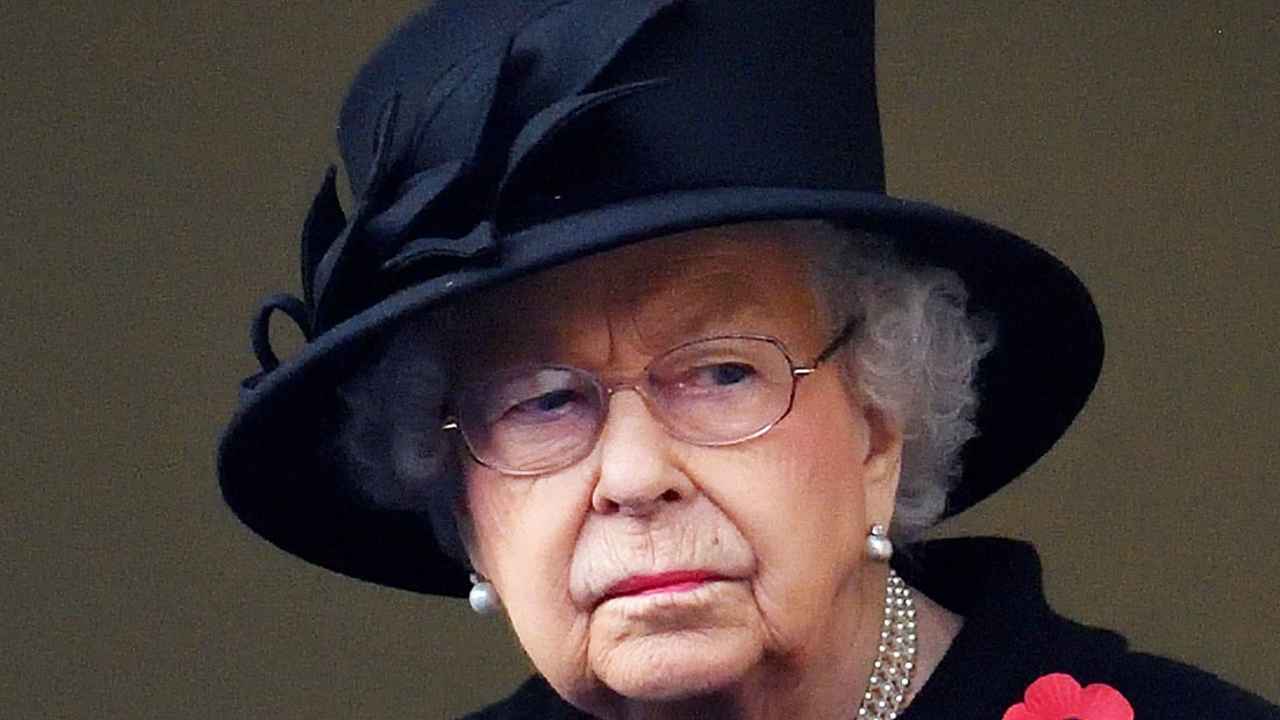 Regina Elisabetta, il crollo improvviso: cresce la preoccupazione di Sua Maestà