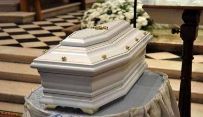 Funerale senza genitori per un bimbo di appena 20 mesi: “Nessuno ci ha detto che era morto!