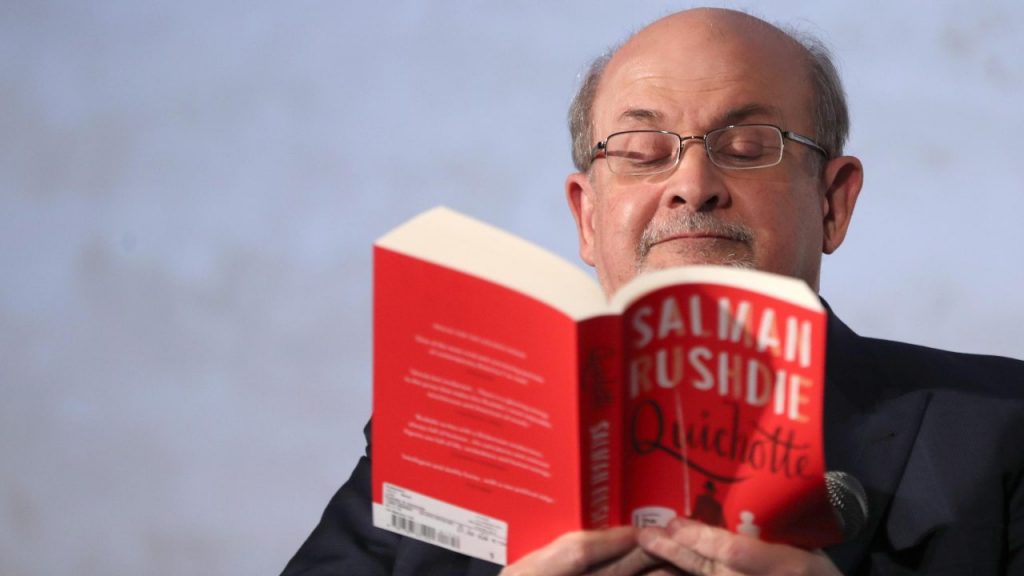 Salman Rushdie: staccato dal respiratore riesce a parlare