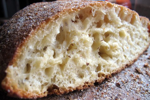Come conservare il pane per giorni senza farlo indurire: un trucco incredibile, cosa mettere nel sacchetto