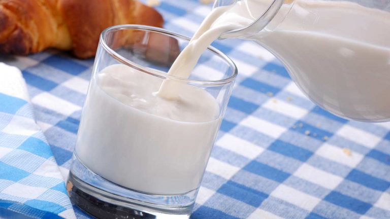 Bere latte prima di andare a dormire? Fa benissimo! Ecco perché