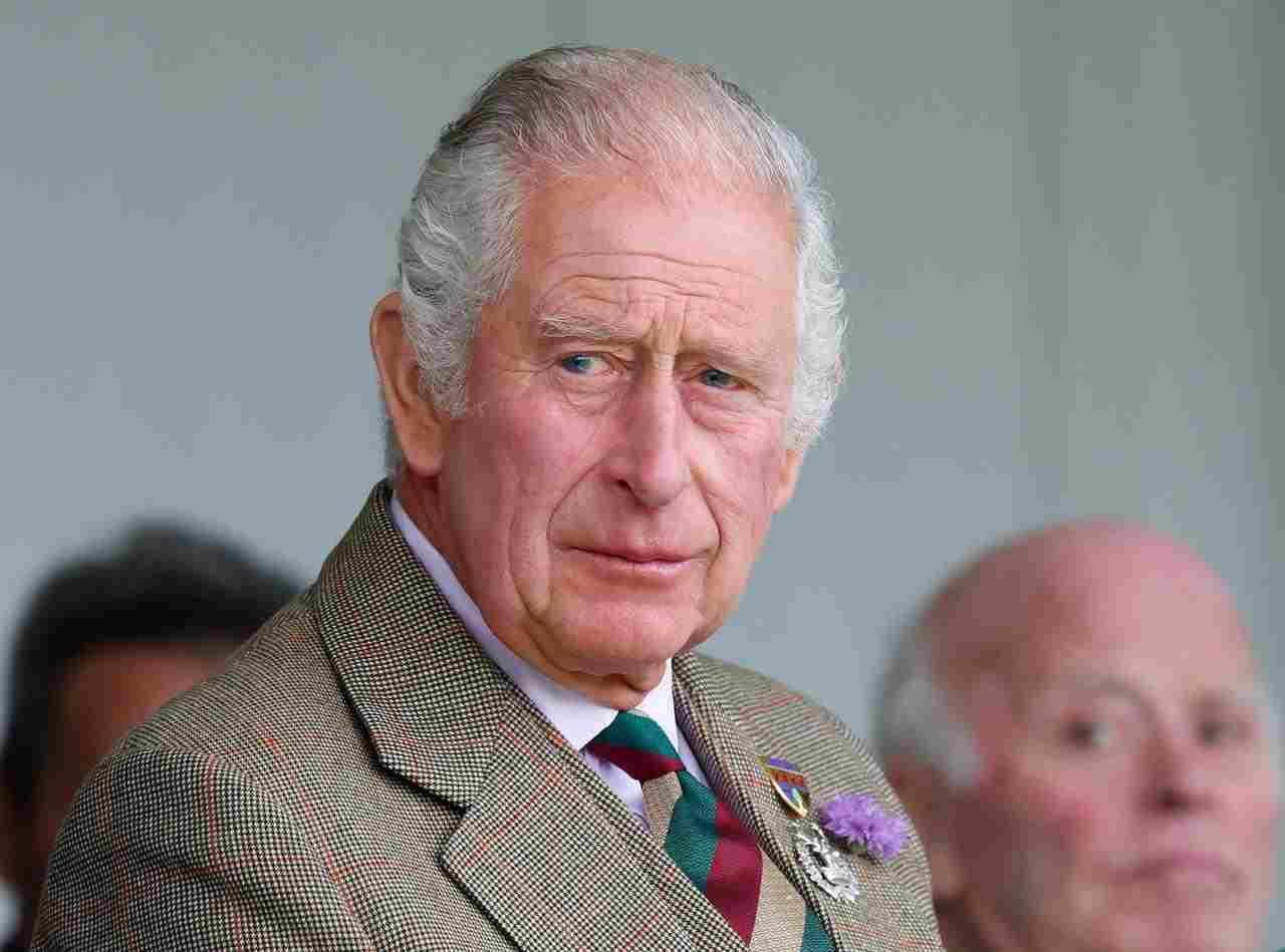 Re Carlo III non sta onorando le volontà della Regina Elisabetta II. Trema la corona