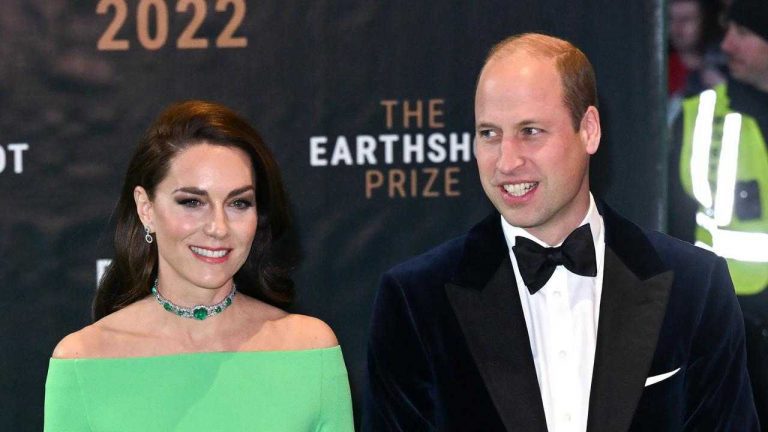 Kate Middleton è incinta, il vestito aderente la tradisce e mostra il pancino | la foto rivelatoria