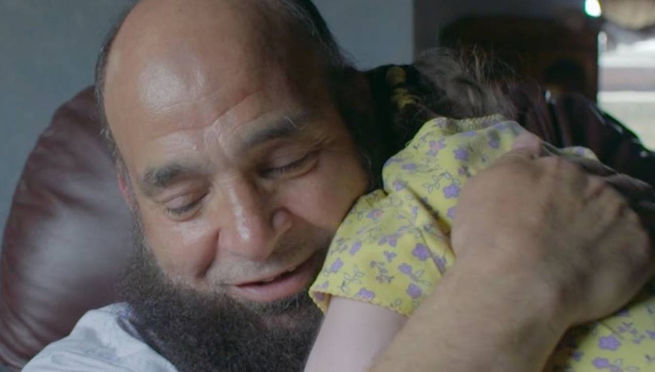 Impossibile non piangere: la commovente storia del papà single che cura solo bimbi malati terminali