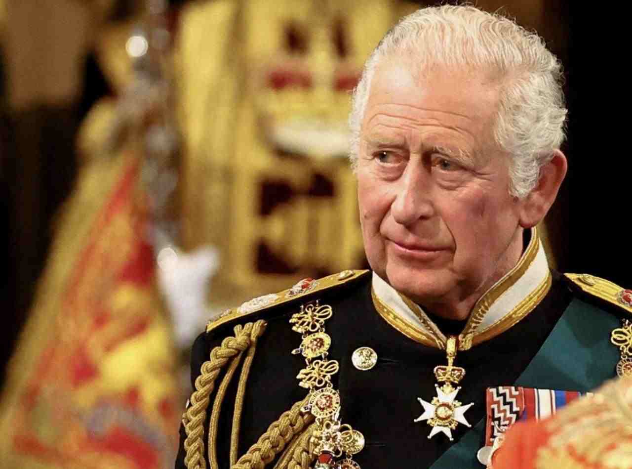 Re Carlo III “potrei essere gay”. La rivelazione che fa tremare Buckingham Palace
