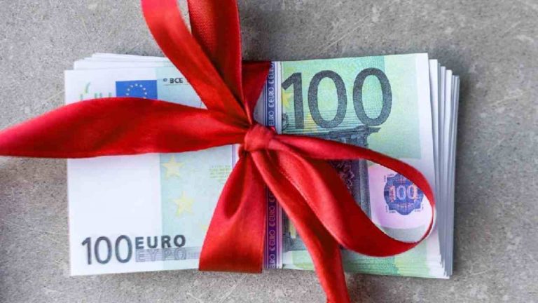 Tredicesima e bonus 1000 euro a dicembre: ecco chi avrà un dono dall’azienda