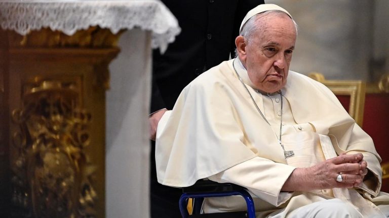 Papa Francesco ha una bronchite infettiva, le sue condizioni sono in miglioramento