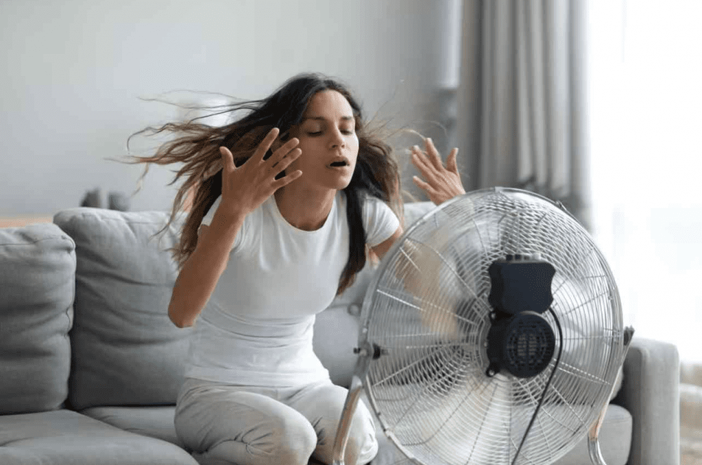 Caldo insopportabile in casa? Trasforma il ventilatore in un condizionatore | Trucco incredibile