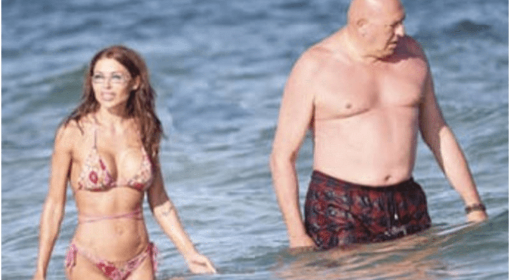 Guido Crosetto furioso per le foto rubate al mare con la moglie: “Sì, è molto più bella di me”