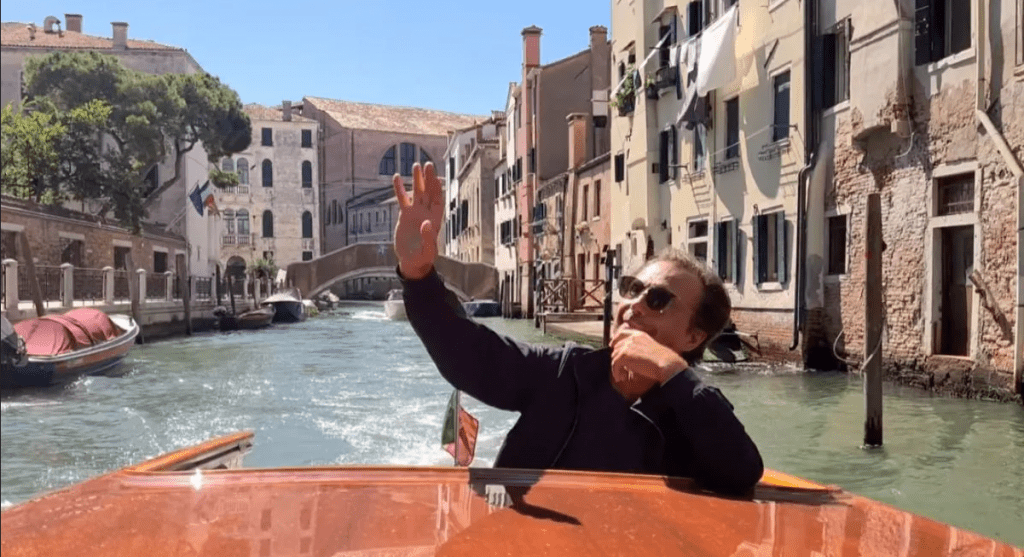 Antonio Zequila arriva a Venezia e dal taxi boat saluta i fan…ma attorno non c’è nessuno