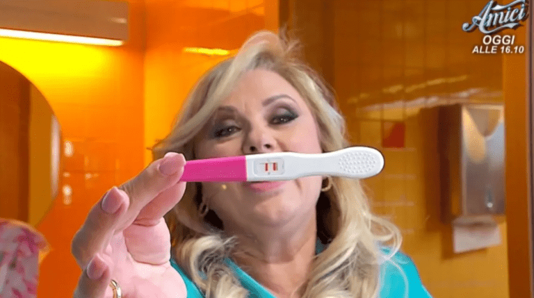 Tina Cipollari fa fare il test di gravidanza a Gemma Galgani: “E’ incinta”